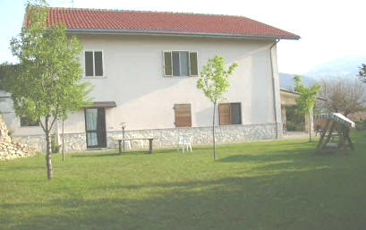 Ingresso appartamento e prato.