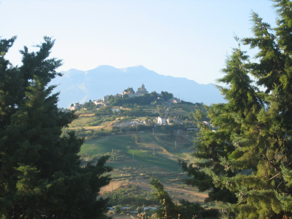 M.S.Finlandia - Pietranico visto dall'agriturismo. Sullo sfondo la Maiella.
